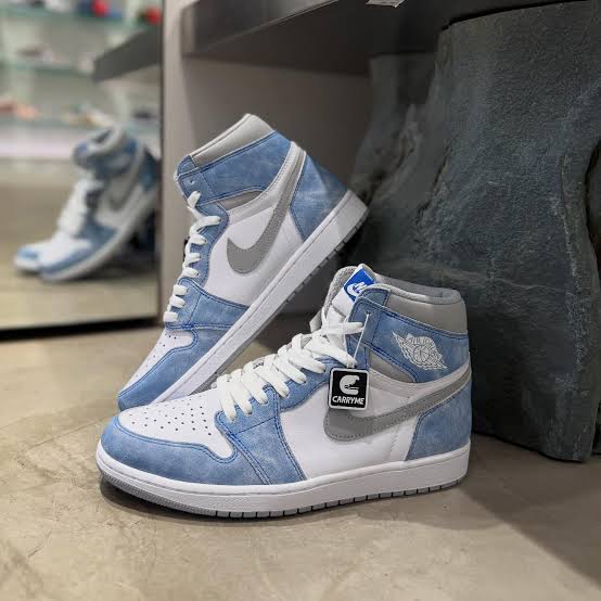 Air Jordan 1 Retro High OG Hyper Royal