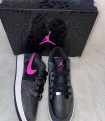 Air Jordan 1 Low SE – Anthracite / Laser Fuchsia Elephant Print